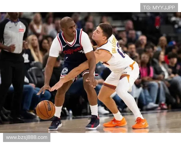 快船全力以赴迎接NBA杯新铺球场地板颜值惊艳引期待